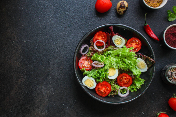 zdrowe warzywa sałatkowe, przepiórki, pomidory, sałata i cebula - Zdjęcie, obraz