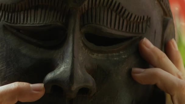 Turista internazionale che prova una maschera nepalese - Filmati, video