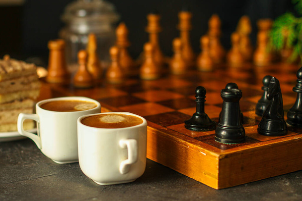 peças de xadrez em um tabuleiro de madeira - Foto, Imagem