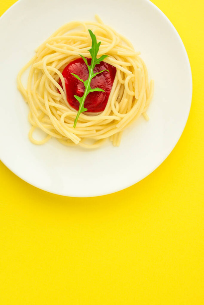 pasta with tomato sauce and arugula leaf - Foto, afbeelding