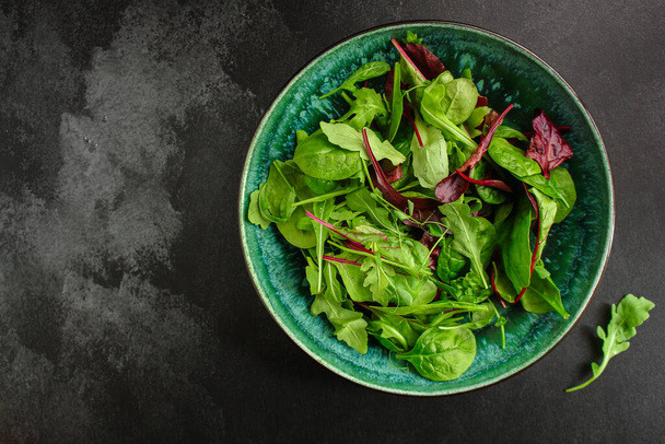 salátové listy mix, šťavnatá svačinka připravena k jídlu na stolní pohled - Fotografie, Obrázek