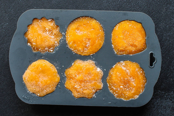 puré de naranja congelado calabaza o zanahoria en molde de silicona - Foto, imagen