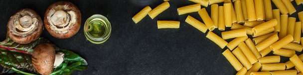 Draufsicht auf Zutaten für Pasta mit Pilzen - Foto, Bild