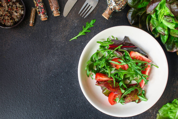 овочевий салат з помідорами, руколою, салатом
, - Фото, зображення