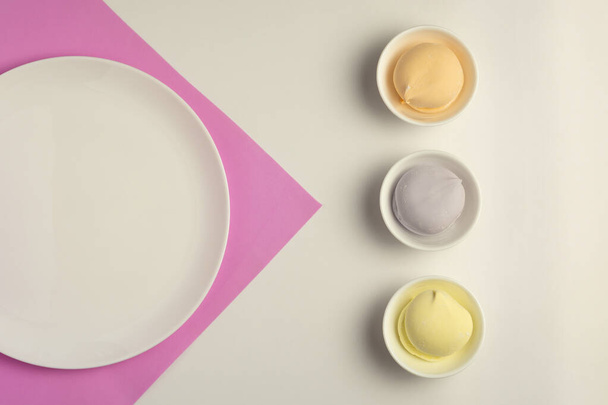 Malvaviscos multicolores en tazas blancas y plato blanco vacío en rosa - Foto, Imagen