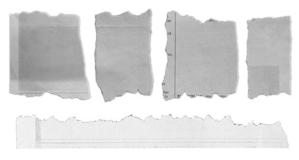 Öt darab tépett papír egyszerű háttérrel  - Fotó, kép