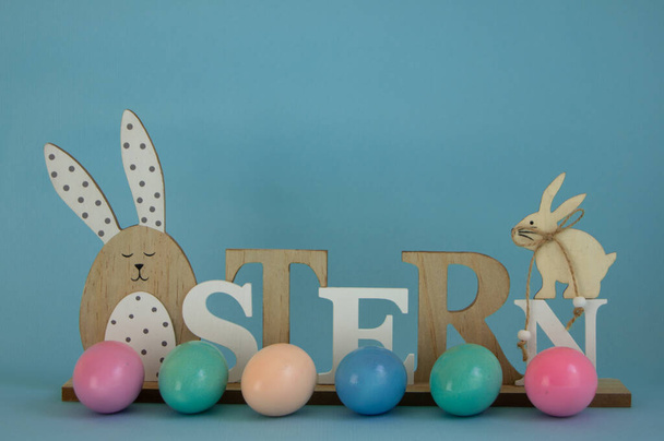 Veselé Velikonoce Německo! Velikonoční vajíčka na modrém pozadí - Fotografie, Obrázek