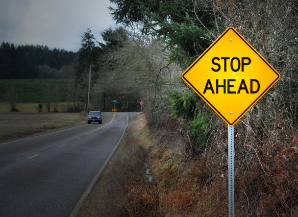 STOP AHEAD estrada sinal de rua na paisagem rural país
. - Foto, Imagem
