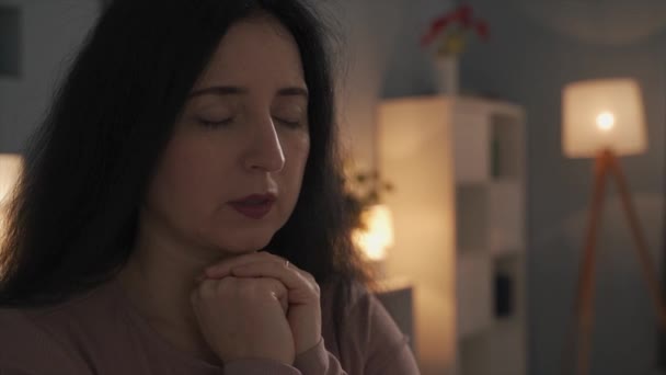 Asszony imádkozik Istenhez otthon.  - Felvétel, videó