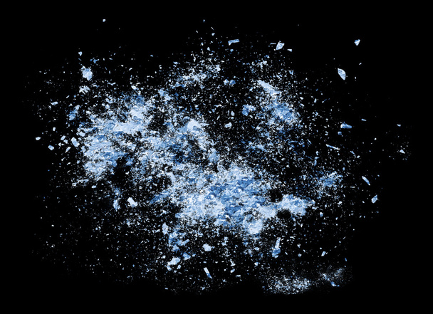 Kollision Explosion von blauem Eis auf schwarzem Hintergrund - Foto, Bild
