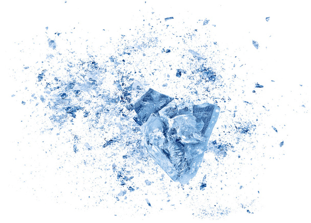 Collision explosion texture de morceaux de glace bleue sur fond blanc
 - Photo, image