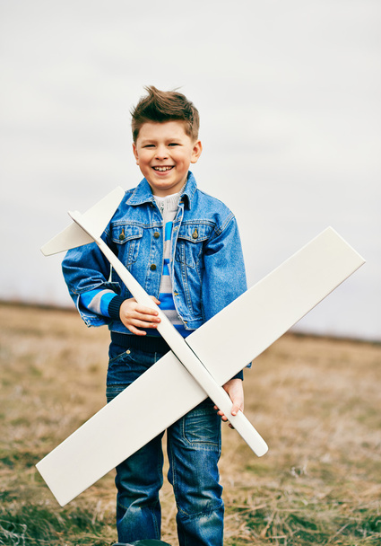 chlapec s hračkou letadla - Fotografie, Obrázek