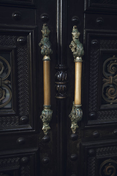 deurknoppen op oude houten deuren. - Foto, afbeelding