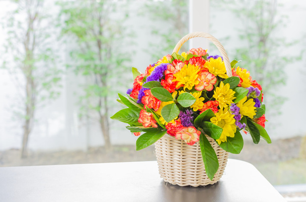 cesta de flores
 - Foto, Imagem