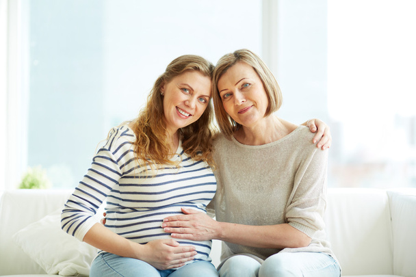 Donna incinta e sua madre
 - Foto, immagini