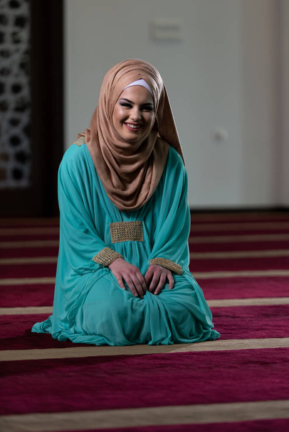 Young Muslim Woman Is Praying in the Mosque - Foto, Imagen