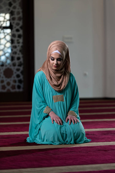 Young Muslim Woman Is Praying in the Mosque - Foto, imagen