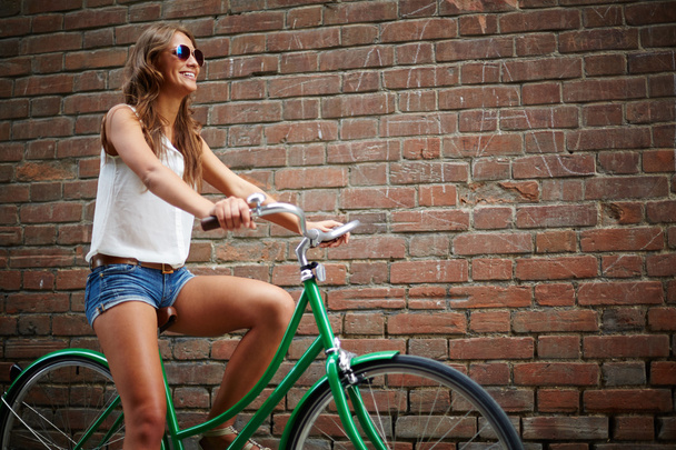 自転車に乗る女の子 - 写真・画像