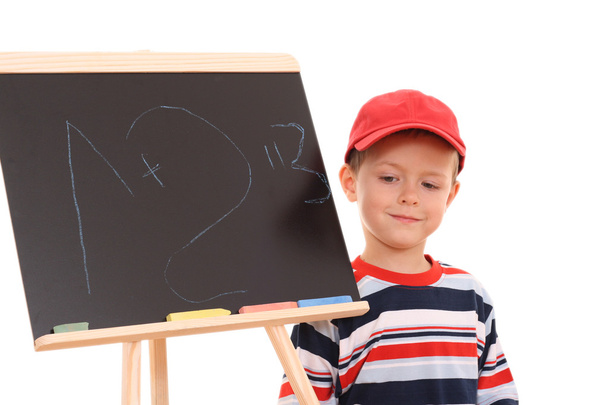 retrato de menino de 5-6 anos com quadro negro isolado em branco
 - Foto, Imagem
