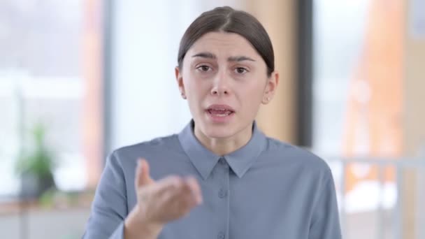 Porträt einer jungen Lateinerin, die wütend und streitsüchtig ist  - Filmmaterial, Video