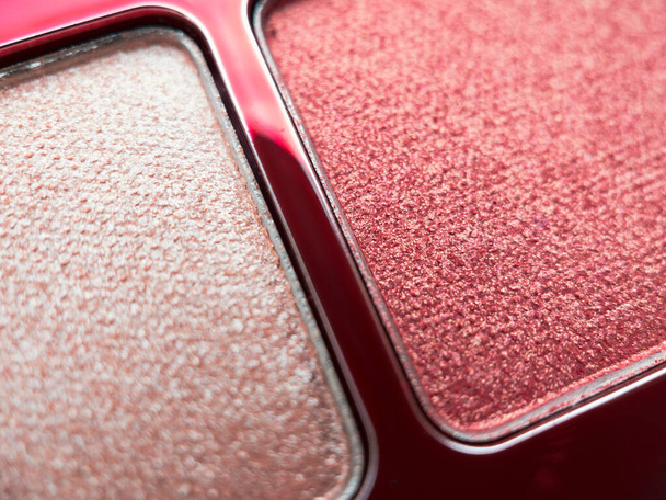 Eine Nahaufnahme von Perlglanz schimmernden rosa Lidschatten für die Erstellung von Augen-Make-up. Schönheitskonzept. - Foto, Bild