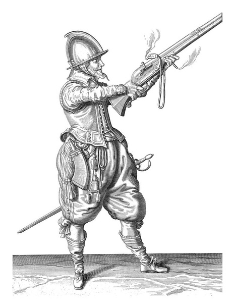 Voják, po celé délce, napravo, drží oběma rukama kormidlo (konkrétní typ střelné zbraně) a naklání ho nahoru (Ne. 10), ca. 1600, vinobraní. - Fotografie, Obrázek