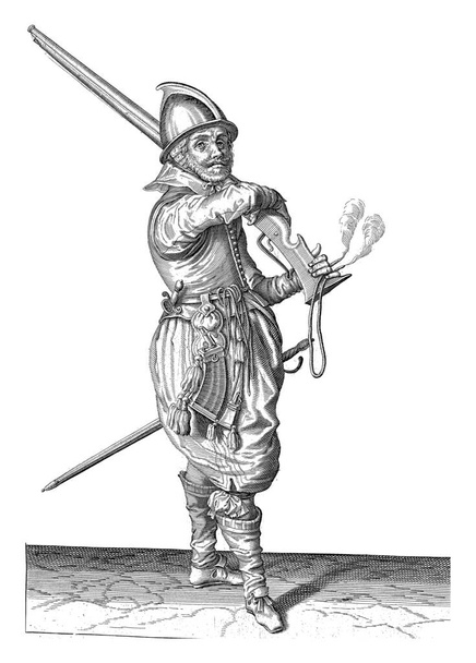 右手で左肩から舵(一定の種類の銃器)を取る右側の腕時計の兵士、完全な長さ(いいえ。^ a b c 。1600年ヴィンテージ彫刻. - 写真・画像