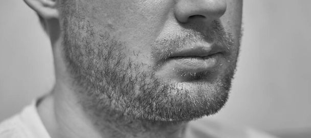 Крупным планом черно-белая фотография бороды белого человека. - Фото, изображение