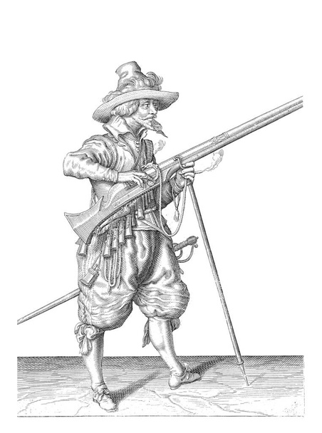 Ein Soldat auf Wache, in voller Länge, rechts, hält mit der linken Hand eine Muskete (eine besondere Art von Schusswaffe) an der Gabel der Furche (Musketiergabel), auf der der Lauf ruht, Vintage-Gravur. - Foto, Bild