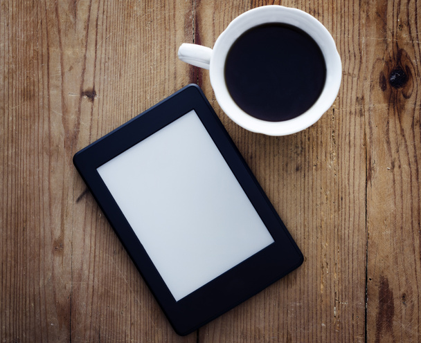 e-boek lezer en koffie - Foto, afbeelding