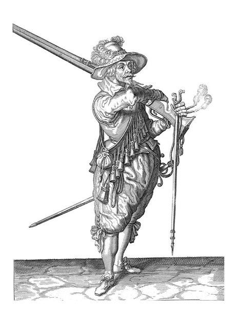 Een soldaat op wacht, volledige lengte, aan de rechterkant, die een musket (een bepaald type vuurwapen) neemt van zijn linkerschouder met zijn rechterhand, vintage gravure. - Foto, afbeelding