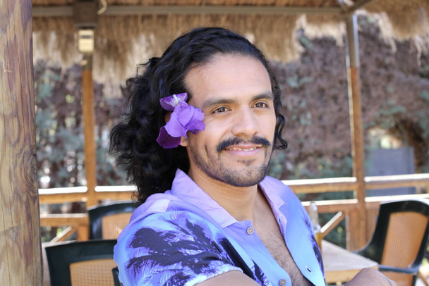 portrait de beau jeune homme en chemise violette élégante avec fleur d'orchidée à l'extérieur - Photo, image