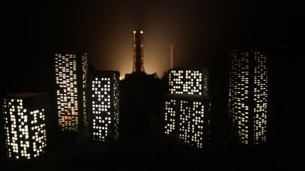 σωλήνας πυρηνικού σταθμού σε σκοτεινό φόντο με μυστικιστικό φως της έκρηξης, έννοια καταστροφή του Τσερνομπίλ - Πλάνα, βίντεο