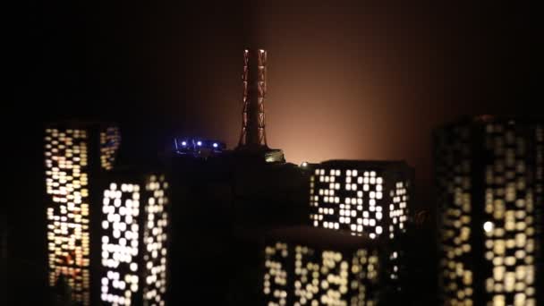 kerncentrale pijp op donkere achtergrond met mystieke licht van de explosie, Tsjernobyl catastrofe concept - Video