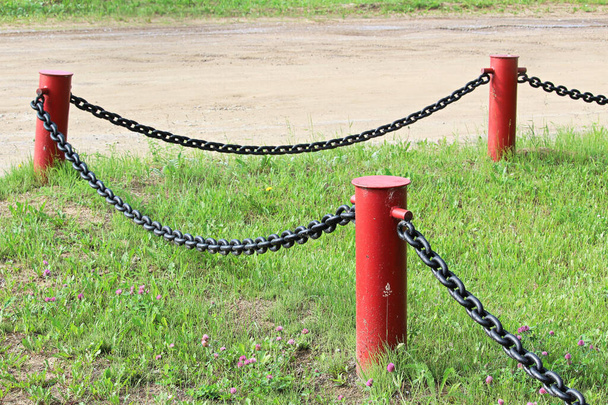 Un rincón de una cerca de eslabones de cadena protegiendo un área - Foto, imagen