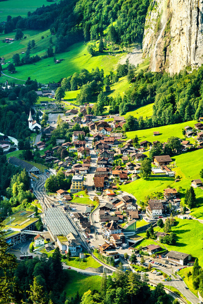 Vista de Lauterbrunnen en los Alpes Suizos - Foto, Imagen