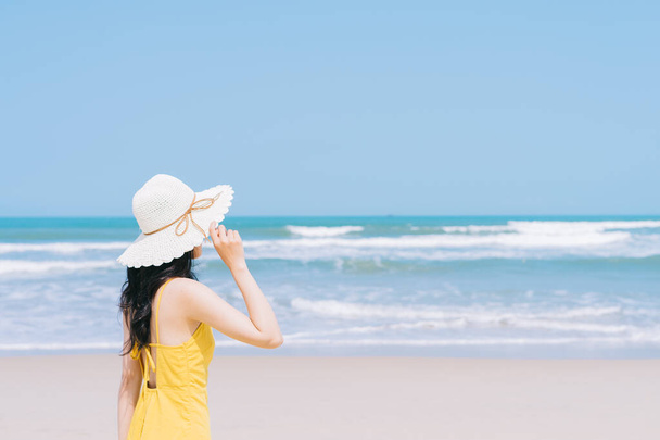 Молодая азиатка наслаждается летними каникулами на пляже - Фото, изображение