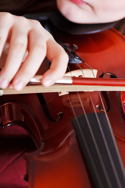 дівчина грає на скрипці лук в руці і струнах
 - Фото, зображення