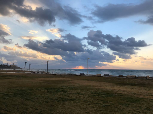 Tel Aviv Alma praia pôr do sol sobre o mar, céu nublado - Foto, Imagem