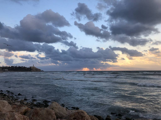 Tel Awiw Plaża Alma Zachód słońca nad morzem, zachmurzone niebo - Zdjęcie, obraz