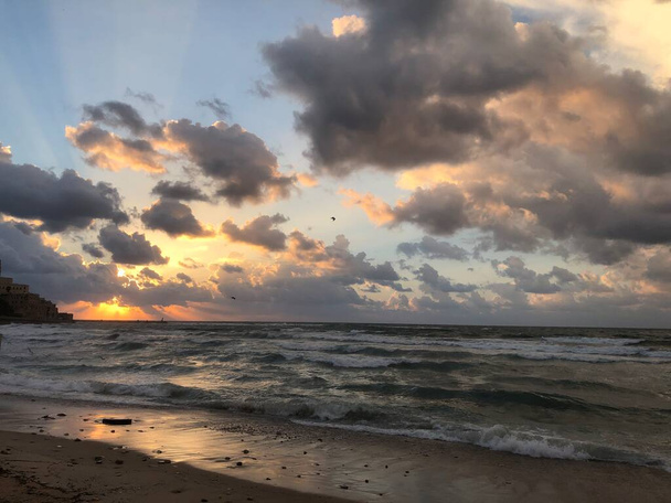 Tel Aviv Alma praia pôr do sol sobre o mar, céu nublado - Foto, Imagem