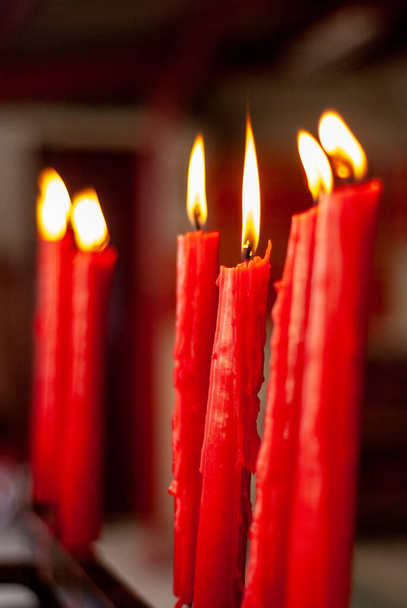 Encender velas dentro de una iglesia católica frecuentada por devotos de la fe - Foto, imagen