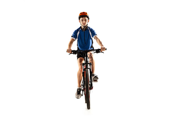 Jeune cycliste garçon caucasien avec vélo de route isolé sur fond blanc. - Photo, image