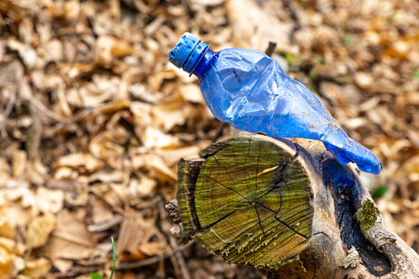 Műanyag palackok dobták végig a hegyi ösvényen, a fű közepén. Környezetszennyezés. - Fotó, kép