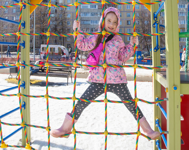 Oyun parkında neşeli aktif kız - Fotoğraf, Görsel
