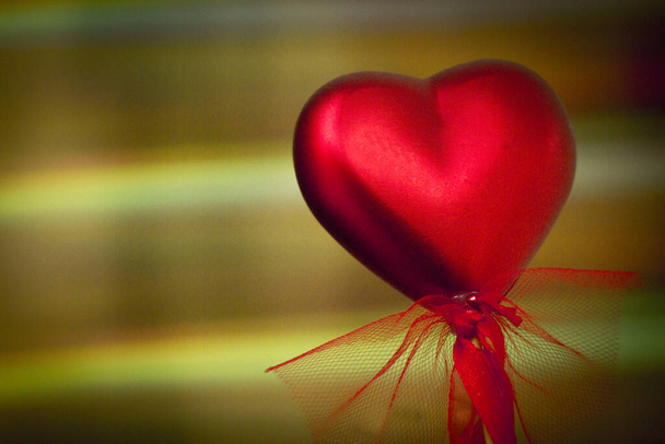 Fényes vörös szív szivárvány háttér. Fénymásolási hely - Fotó, kép