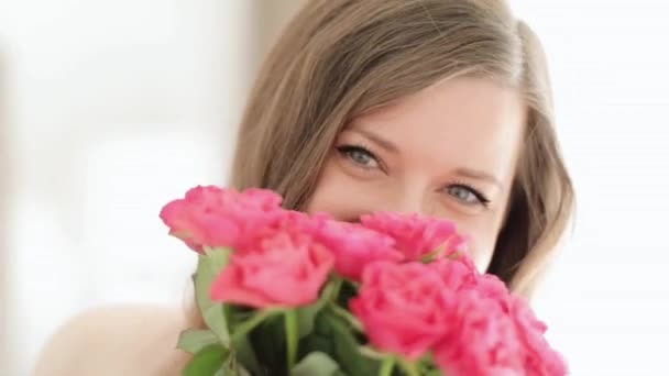 Onnellinen kaunis nainen hymyilee, vastaanottaa kukkakimpun kukka loma lahja, romanttinen lahja ja rakkaus yllätys, ihmiset ja vapaapäivät - Materiaali, video