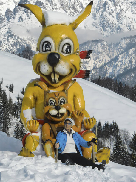 Rakousko, Tyrolsko, žena se směšnou sochou sedící ve sněhu - Fotografie, Obrázek