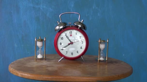 twee sandglass en vintage alarm-clock - Video, Çekim