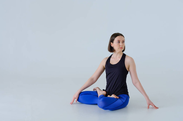 Jonge vrouw in sportkleding beoefenen van yoga. - Foto, afbeelding